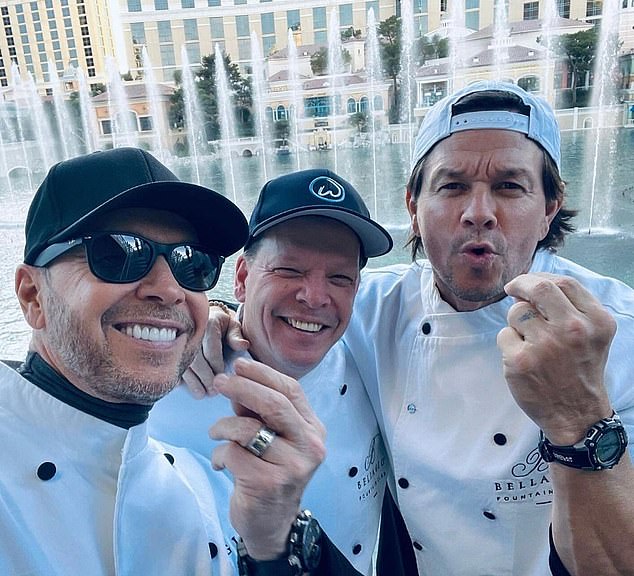 Mark Wahlberg ponovno je objavio selfie sa svojom braćom Donniejem i Paulom koji je prvi podijelio njihov restoran Wahlburgers u čast Dana zahvalnosti