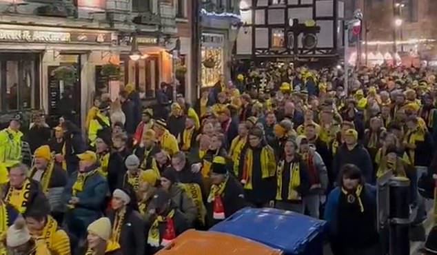 More žutih majica spustilo se na ulice Manchestera u četvrtak navečer dok su navijači norveške momčadi Bodo/Glimt stigli u snazi ​​bodriti svoju momčad protiv Man Uniteda