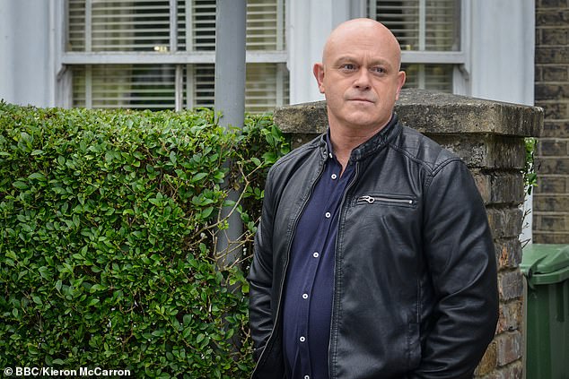 Ross je naizgled 'potvrdio' svoj povratak u EastEnders nakon što je viđen kako odlazi sa snimanja specijala za 40. obljetnicu u četvrtak