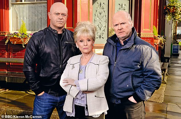 Rossov lik Grant zadnji put je viđen u sapunici prije osam godina, 2016., kada se vratio na sprovod svoje i Philove (Steve McFadden) mame Peggy (Barbara Windsor). Sve zajedno na slici