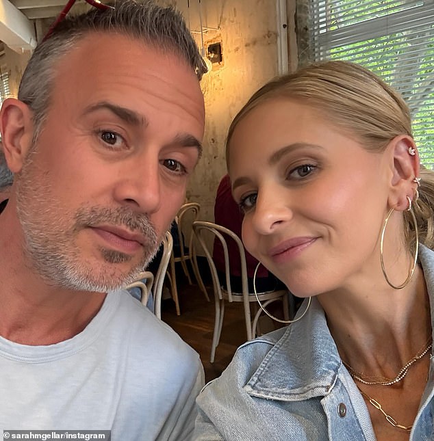 Za to vrijeme Sarah Michelle Gellar i njezin suprug Freddie Prinze Jr. provode odmor u Australiji