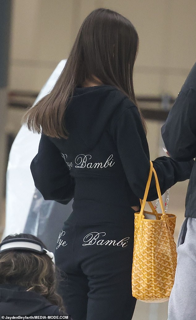 Svoje modne karakteristike pokazala je u pripijenoj jakni Bye Bambi dugih rukava koju je iskombinirala s odgovarajućim crnim donjim dijelom