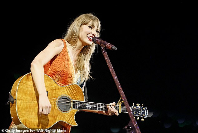 Božić je došao ranije za obožavatelje Taylor Swift jer je njezina retrospektivna knjiga Eras Tour stigla na police Targeta. Viđen ovdje u Torontu 14. studenog 2024