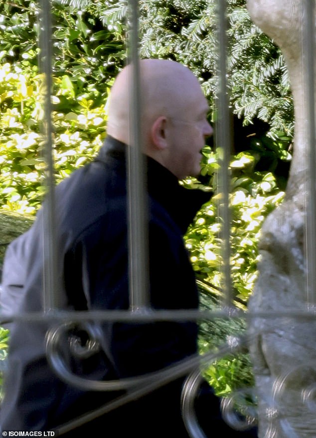 Ross Kemp viđen je kako napušta set EastEndersa u petak nakon što je objavljeno da se vraća u seriju za 40. obljetnicu