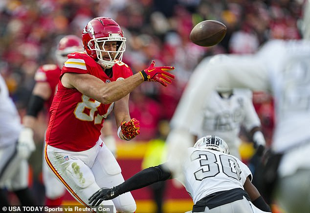 Travis Kelce bacio je još jedan lateral u Chiefs protiv Raidersa u petak, izazvavši veliko uzbuđenje