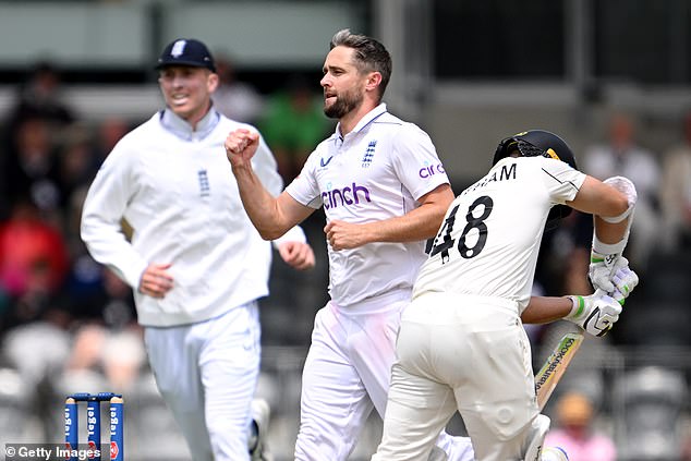 Chris Woakes također je bio heroj kasno tijekom dana jer je uzeo dvije karte u dvije lopte, uključujući i onu novozelandske zvijezde Kanea Williamsona