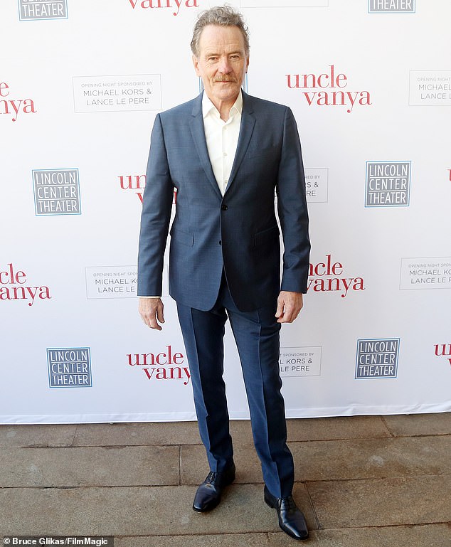 U jednom je trenutku Muniz rekao da će ga Bryan Cranston - koji je u seriji tumačio njegovog oca Hala - i dalje kontaktirati svakih nekoliko tjedana; viđen u travnju u New Yorku