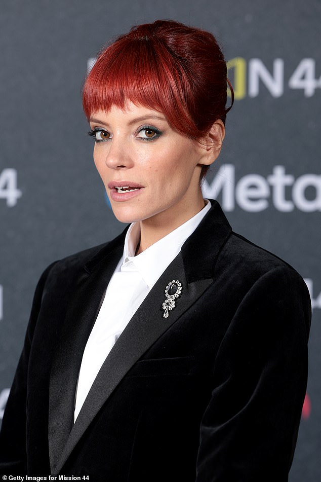 Lily Allen otvoreno je govorila o svom odnosu s pićem, priznajući da je samoliječenje uvijek bilo 'na udaru' jer je ovisnost 'duboko ukorijenjena' u njezinoj obitelji