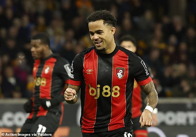 Krilo Bournemoutha Justin Kluivert uzeo je meč-loptu kući nakon što je zabio hat-trick Wolvesima