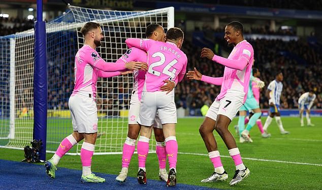 Aaron Ramsdale izaziva bijes zbog VAR-a jer je zvijezda Southamptona uputila bijesan ispad od pet riječi na dužnosnike nakon što su Saintsi postali žrtva kontroverznog poziva u Brightonu… a sucima je trebalo gotovo PET MINUTA da donesu odluku