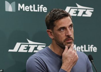 Aaron Rodgers ‘100 posto’ siguran da krtica Jetsa još uvijek odaje timske tajne usred sezone noćne more