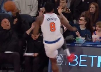 Anne Hathaway za dlaku izbjegla sudar s 6’7″ zvijezdom Knicksa OG Anunobyjem dok je igrao na NBA utakmici