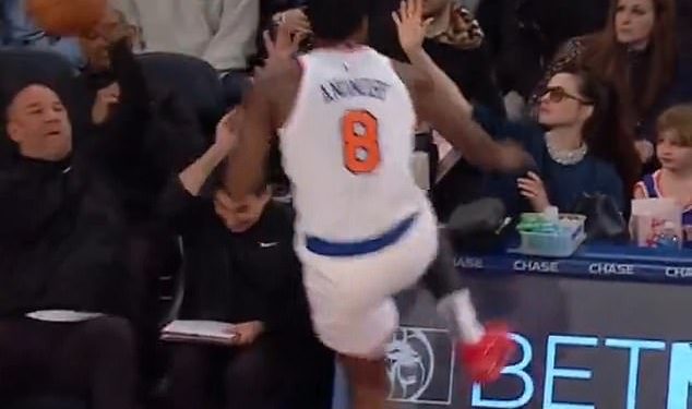 Anne Hathaway za dlaku izbjegla sudar s 6’7″ zvijezdom Knicksa OG Anunobyjem dok je igrao na NBA utakmici