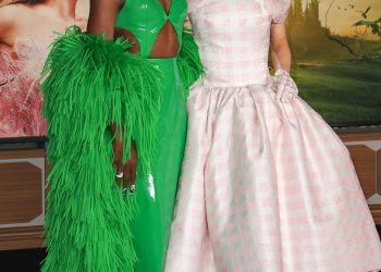 Ariana Grande blista u ružičastom gingham dok Cynthia Erivo zadivljuje u zelenoj haljini od lateksa na Wicked premijeri u LA-u