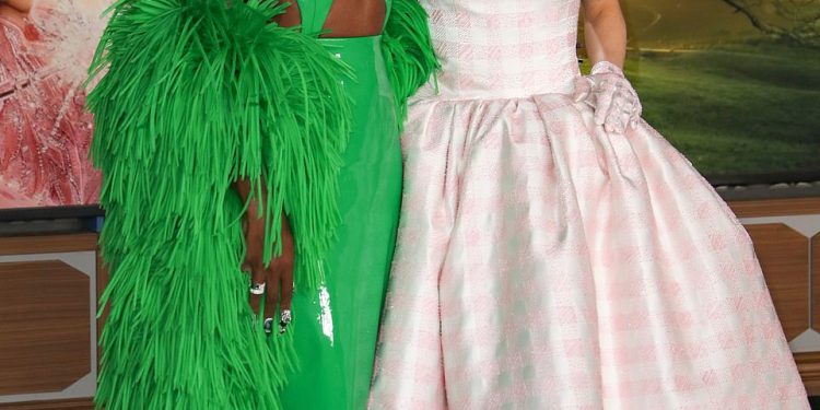 Ariana Grande blista u ružičastom gingham dok Cynthia Erivo zadivljuje u zelenoj haljini od lateksa na Wicked premijeri u LA-u