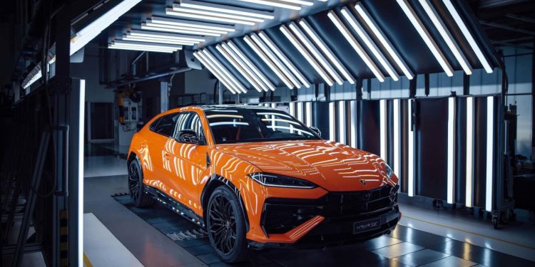 Auto Klub – Bogataši na muci: Lamborghini Urus je već sada rasprodan do 2026. godine, a supersportski hibrid Revuelto do 2027.