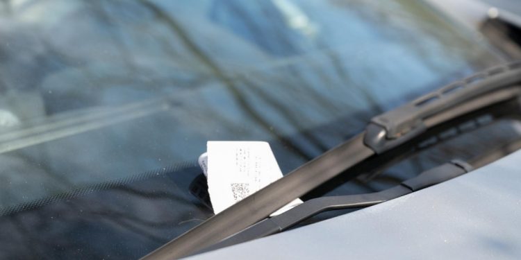 Auto Klub – Budite oprezni: Vozači iz Zagreba prijavljuju prevaru s porukom na vjetrobranu i telefonskim pozivom iz Bugarske