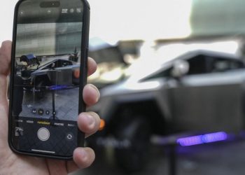 Auto Klub – Cvijeće i nadgrobni spomenik: Oštećeni Tesla Cybertruck postao turistička atrakcija