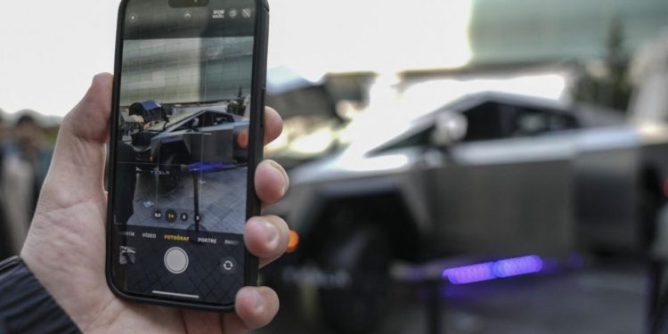 Auto Klub – Cvijeće i nadgrobni spomenik: Oštećeni Tesla Cybertruck postao turistička atrakcija