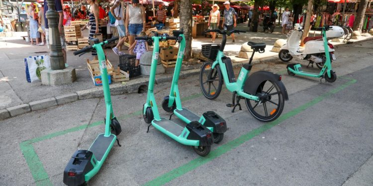 Auto Klub – Europa uvodi red: ‘Zakonski ograničite brzinu električnih romobila na 20 km/h’