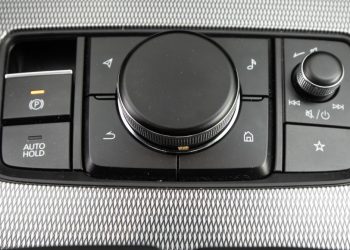 Auto Klub – Fizičke tipke ‘uzvraćaju udarac’: Vozačima je dosta izbornika na dodirnim zaslonima, ovo je budućnost