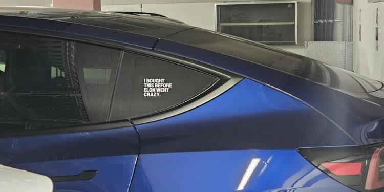 Auto Klub – Kupci ‘peru ruke’ od Elona Muska: Ova naljepnica se sve češće može vidjeti na Tesla modelima