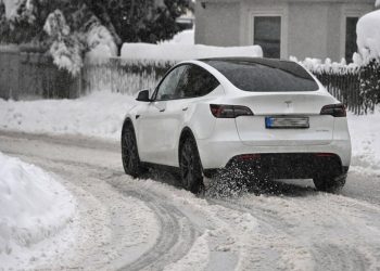 Auto Klub – ‘Kupio sam ga dok nisam znao koliko je grozan’: Vlasnici Tesli nastavljaju rat naljepnicama