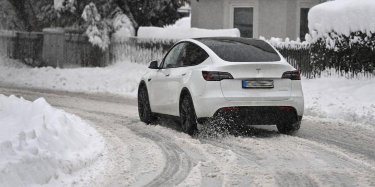 Auto Klub – ‘Kupio sam ga dok nisam znao koliko je grozan’: Vlasnici Tesli nastavljaju rat naljepnicama