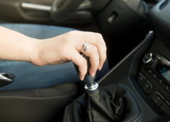 Auto Klub – Mit o nultoj potrošnji: Što je ispravnije, vožnja u praznom hodu ili kočenje motorom?