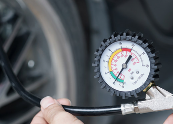 Auto Klub – Na koliko bara? Mnogi vozači zimi pogrešno pumpaju gume, a samo se jedno pokazuje ispravnim