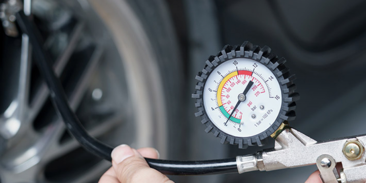 Auto Klub – Na koliko bara? Mnogi vozači zimi pogrešno pumpaju gume, a samo se jedno pokazuje ispravnim