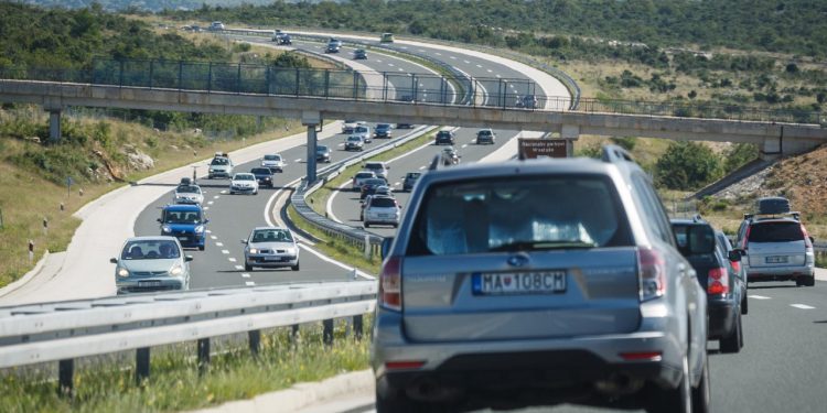 Auto Klub – Najgora navika: Postoje tri razloga zašto spori vozači obožavaju vožnju u lijevoj traci autoceste