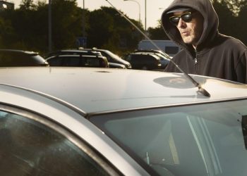 Auto Klub – Nova vrsta krađe automobila: Budite oprezni ako na stražnjem staklu ugledate papir