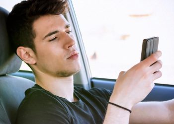 Auto Klub – Oprez: U državi u koju Hrvati često putuju korištenje mobitela u vožnji uskoro će koštati 1400 eura!