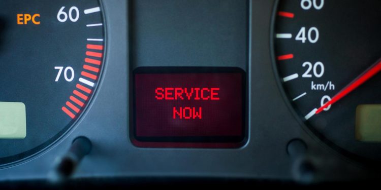 Auto Klub – Ovo je savjet HAK-ovog stručnjaka: Kako reagirati ako se u vožnji uključi poruka o hitnom odlasku u servis?