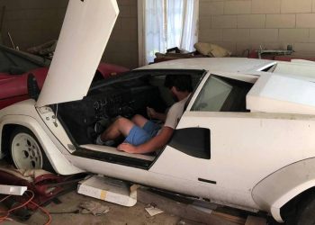 Auto Klub – Pod prljavim plahtama i kartonskim kutijama: U bakinoj garaži pronašao automobilske dragulje