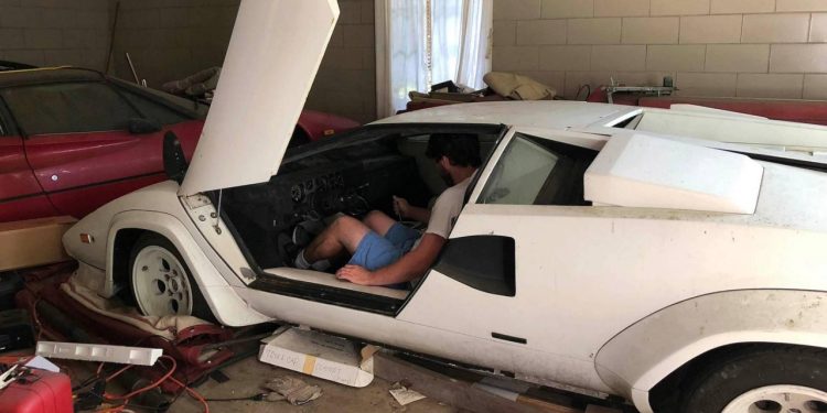 Auto Klub – Pod prljavim plahtama i kartonskim kutijama: U bakinoj garaži pronašao automobilske dragulje