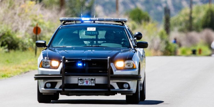 Auto Klub – Prevelika brzina: Policijski službenici jurili bjegunca i razbili vlastiti auto na ‘ležećem policajcu’