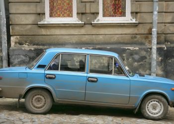 Auto Klub – Rusi su u Ladu ugradili V16 motor sastavljen od motora motornih pila. I auto vozi!