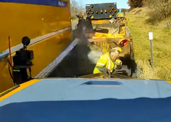 Auto Klub – Snimka koja ledi krv u žilama: Sretni i spretni radnik u zadnji čas izbjegao smrt pod kotačima jurećeg kamiona