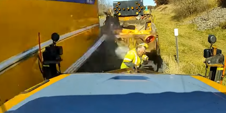 Auto Klub – Snimka koja ledi krv u žilama: Sretni i spretni radnik u zadnji čas izbjegao smrt pod kotačima jurećeg kamiona