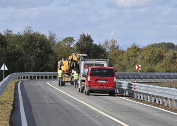 Auto Klub – Sreća u nesreći: Pogledajte kako je spretni radnik u zadnji čas izbjegao smrt pod jurećim šleperom!