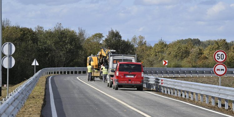 Auto Klub – Sreća u nesreći: Pogledajte kako je spretni radnik u zadnji čas izbjegao smrt pod jurećim šleperom!