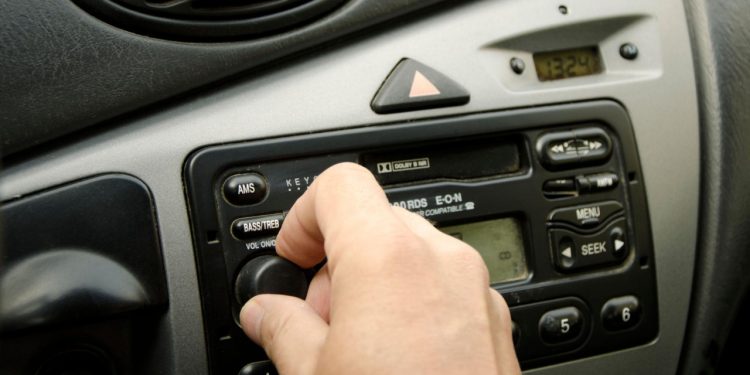 Auto Klub – Stišavate glazbu kada vozite unatrag, parkirate ili se vozite nepoznatim kvartom? Evo što znanost kaže zašto to činite