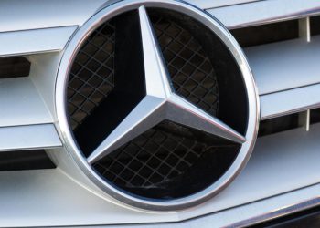 Auto Klub – Strah od poplave: Vozač u Španjolskoj oblijepio Mercedes folijom, stavio ga na ‘klocne’ i vezao žicom za stup