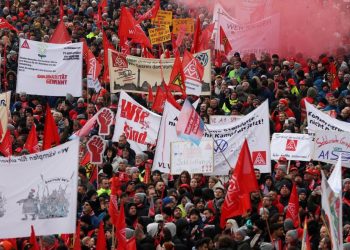 Auto Klub – Tisuće zaposlenika prosvjedovalo ispred glavnog ureda, otkriveno koje se tvornice zatvaraju. Sindikati upravi: Odreknite se plaća i profita