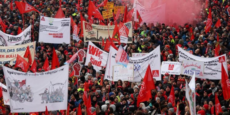 Auto Klub – Tisuće zaposlenika prosvjedovalo ispred glavnog ureda, otkriveno koje se tvornice zatvaraju. Sindikati upravi: Odreknite se plaća i profita