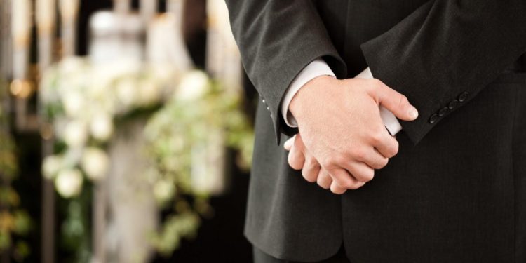 Auto Klub – Vjerno mu je služio godinama: Iskopao grob voljenom Suzukiju, na sprovod stiglo 1500 ljudi