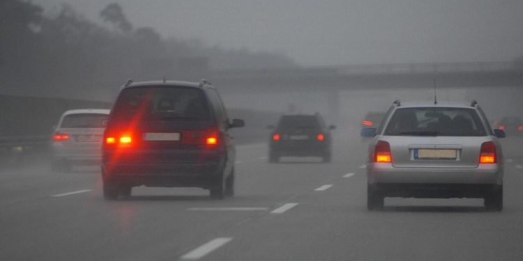 Auto Klub – Znate li kada treba koristiti svjetla za maglu? Pridržavajte se pravila ‘nogometnog terena’