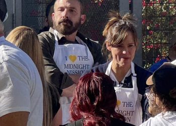 Ben Affleck izlaže ugodnu predstavu s bivšom suprugom Jennifer Garner na Dan zahvalnosti usred razvoda Jennifer Lopez